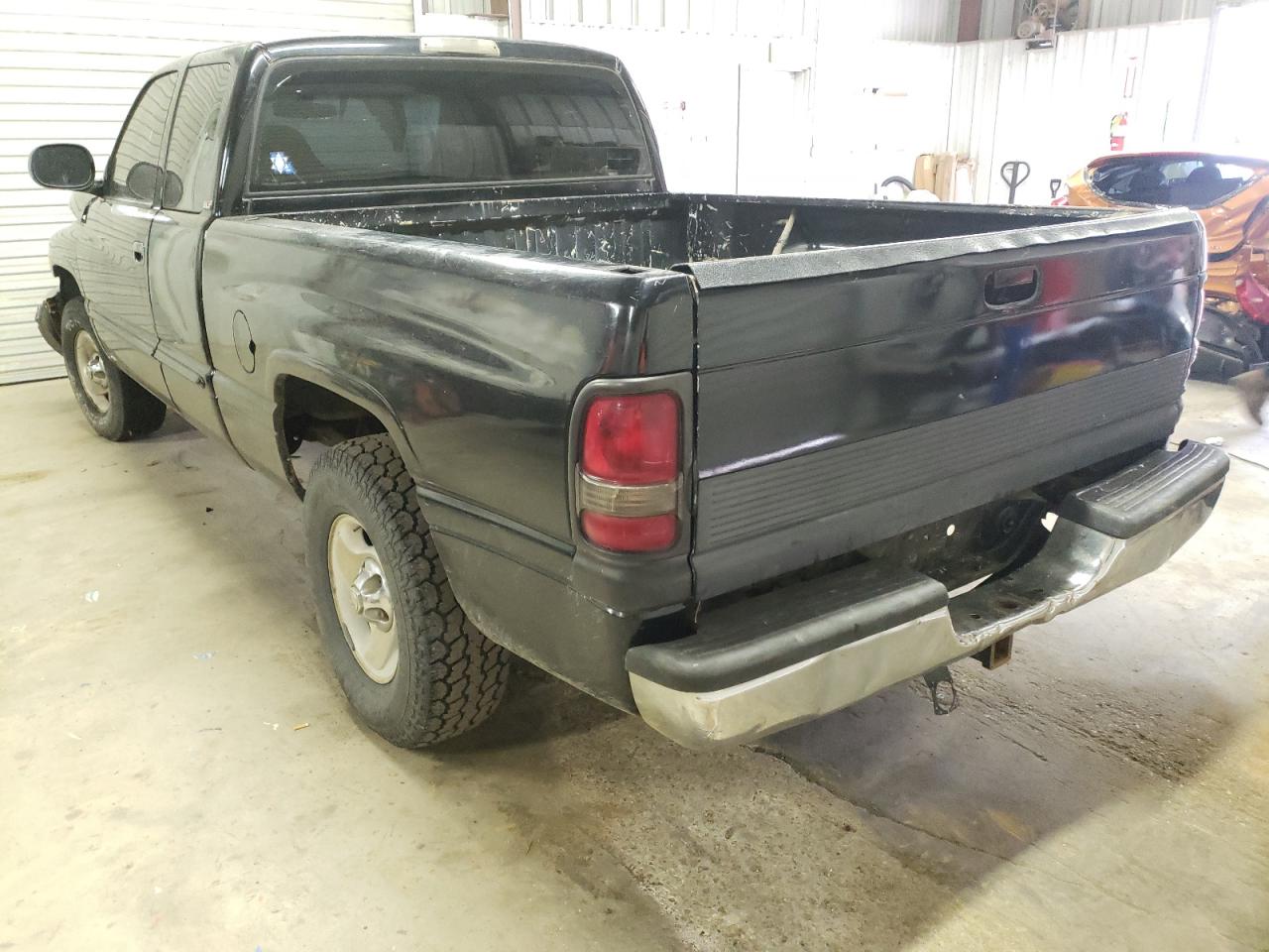 Photo 3 from auction – 2000 DODGE RAM 1500 with VIN 3B7HC12Z8YG135052