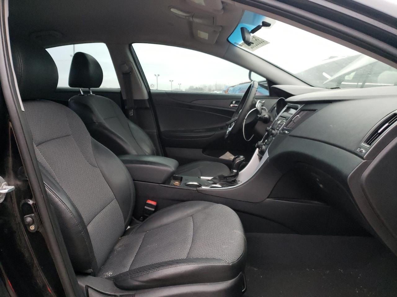 Photo 5 from auction – 2011 HYUNDAI SONATA SE with VIN 5NPEC4AC1BH128623