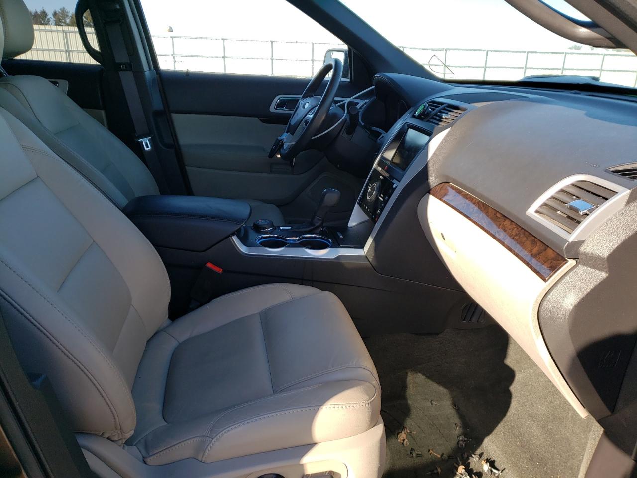 Photo 5 from auction – 2015 FORD EXPLORER L with VIN 1FM5K8F89FGA07391
