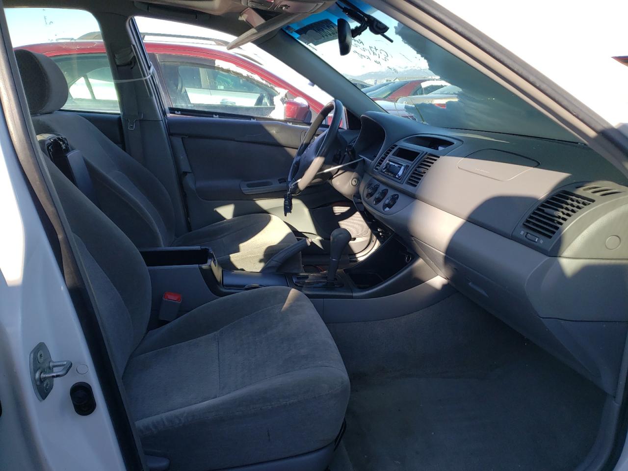Photo 5 from auction – 2004 TOYOTA CAMRY LE with VIN JTDBE32K740265241