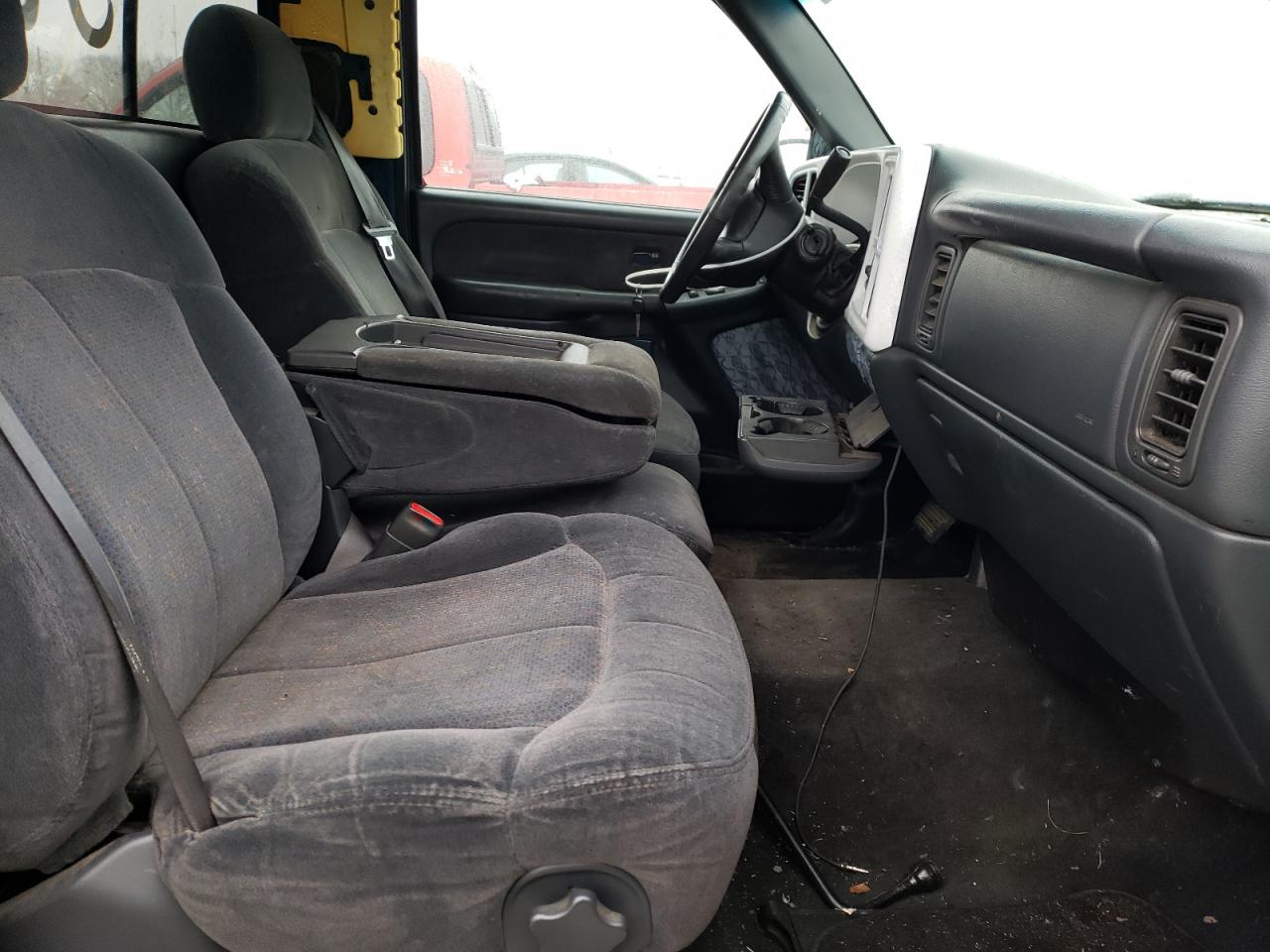 Photo 5 from auction – 2000 CHEVROLET SILVERADO with VIN 1GCEC14T4YZ124626
