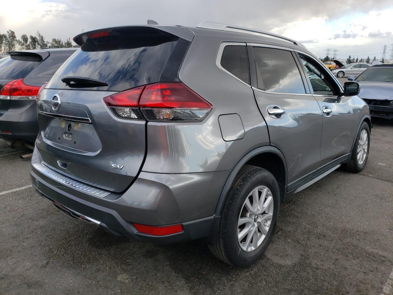 Photo 4 from auction – 2018 NISSAN ROGUE S with VIN KNMAT2MT6JP599524