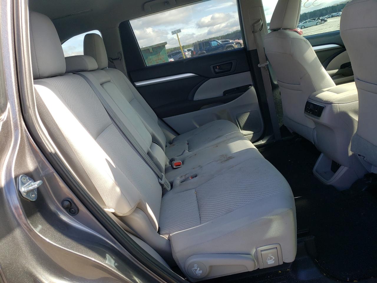 Photo 6 from auction – 2019 TOYOTA HIGHLANDER with VIN 5TDZARFH0KS049219