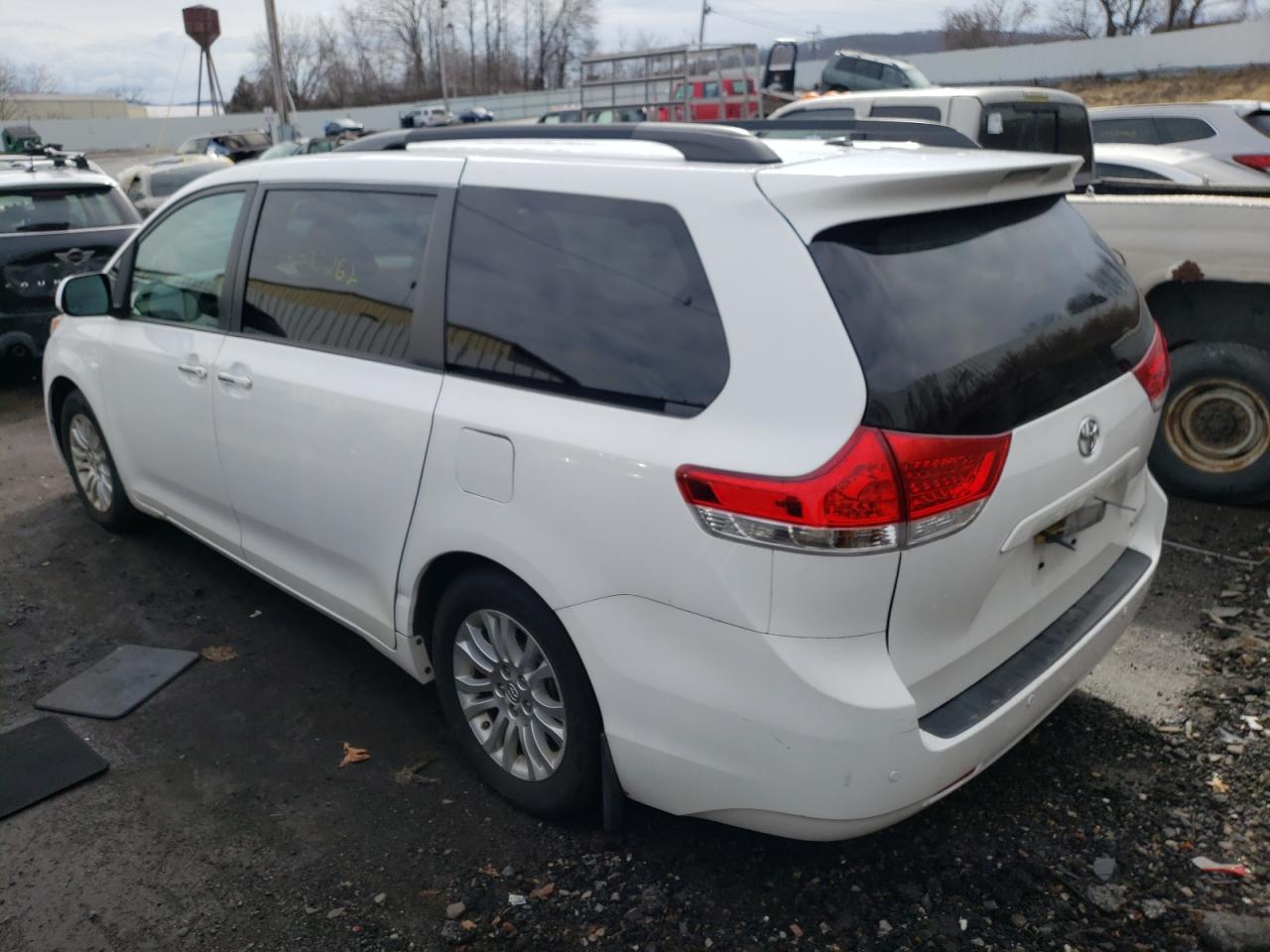 Photo 3 from auction – 2014 TOYOTA SIENNA XLE with VIN 5TDYK3DC6ES439078