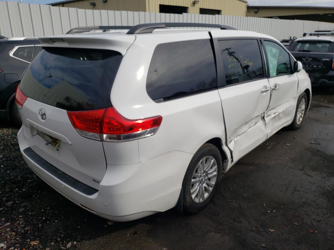 Photo 4 from auction – 2014 TOYOTA SIENNA XLE with VIN 5TDYK3DC6ES439078