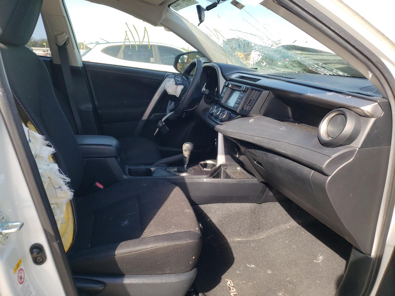 Photo 5 from auction – 2016 TOYOTA RAV4 LE with VIN JTMZFREV5GJ084187