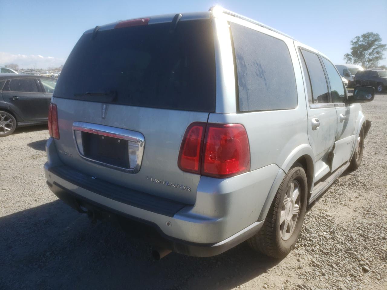Photo 4 from auction – 2005 LINCOLN NAVIGATOR with VIN 5LMFU28585LJ02882