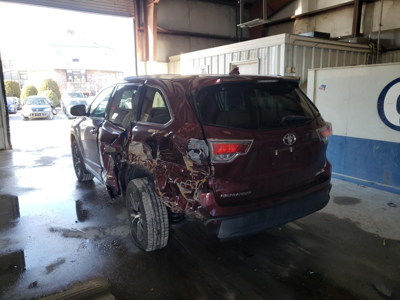 Photo 3 from auction – 2016 TOYOTA HIGHLANDER with VIN 5TDJKRFHXGS234539