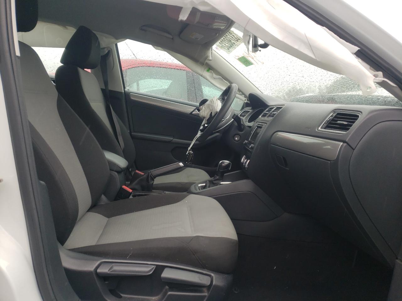 Photo 5 from auction – 2017 VOLKSWAGEN JETTA S with VIN 3VW2B7AJ5HM349051