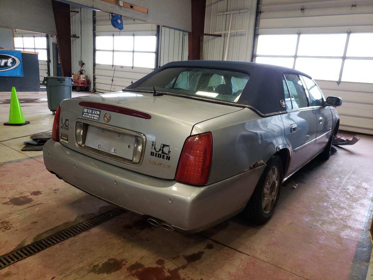 Photo 4 from auction – 2005 CADILLAC DEVILLE with VIN 1G6KD54Y75U130998