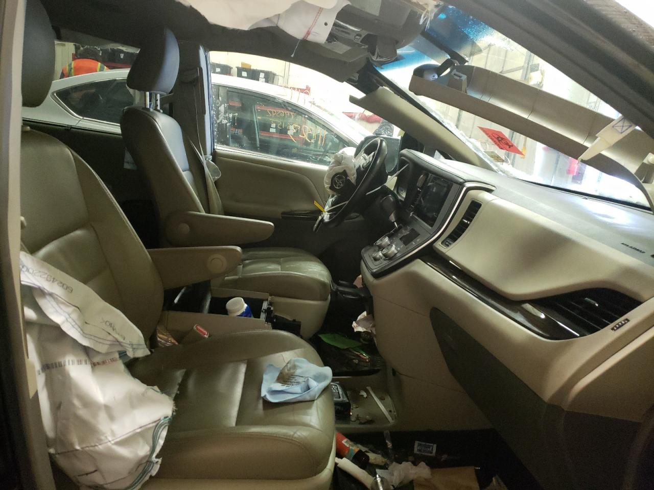 Photo 5 from auction – 2015 TOYOTA SIENNA XLE with VIN 5TDYK3DC0FS688381