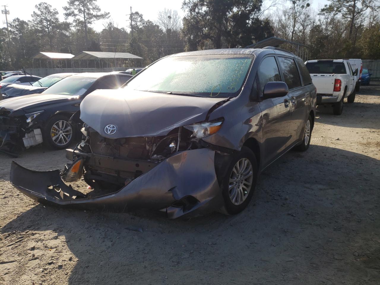 Photo 2 from auction – 2013 TOYOTA SIENNA XLE with VIN 5TDYK3DC6DS365076