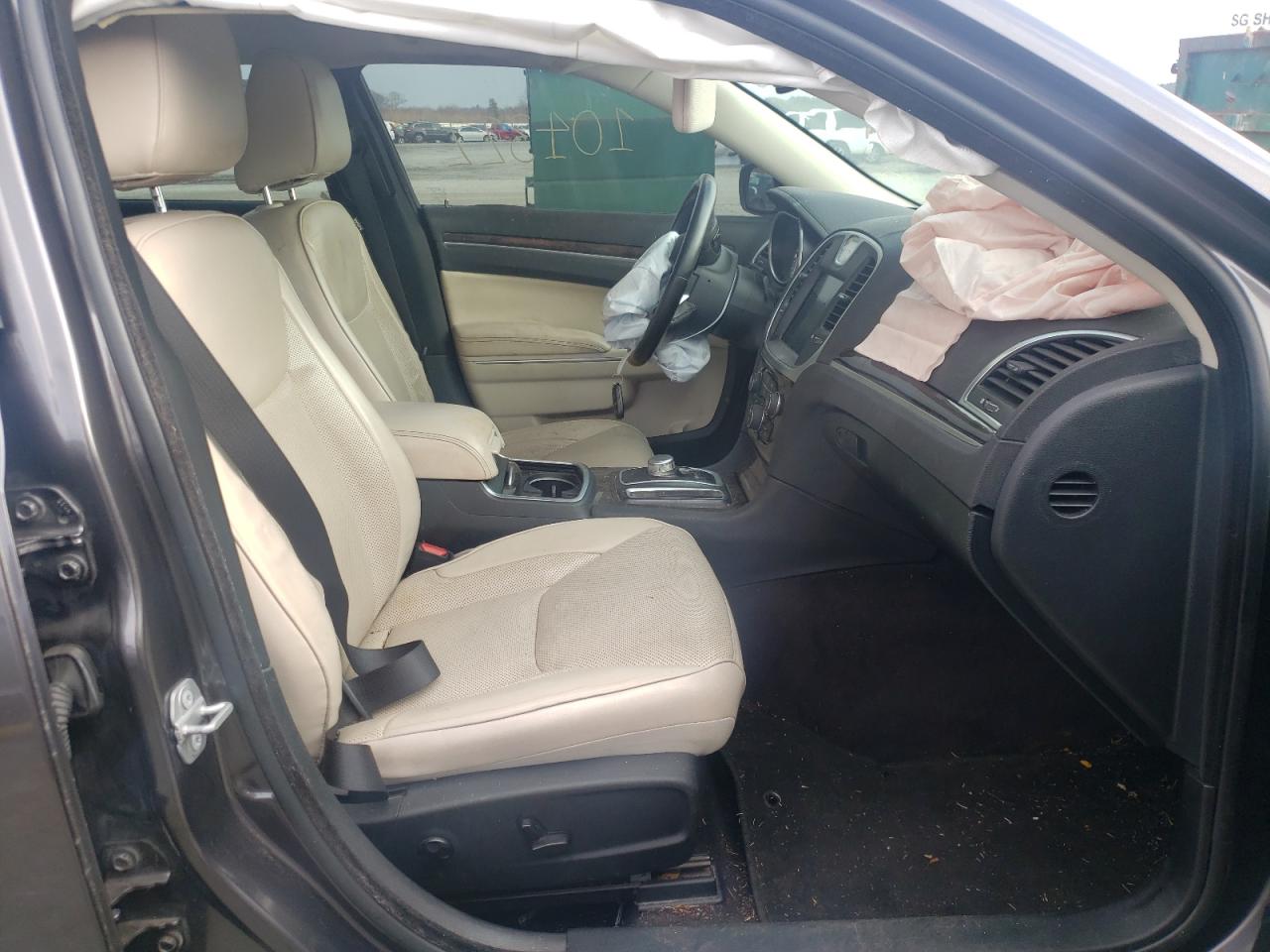 Photo 5 from auction – 2018 CHRYSLER 300 LIMITE with VIN 2C3CCAKG0JH171014