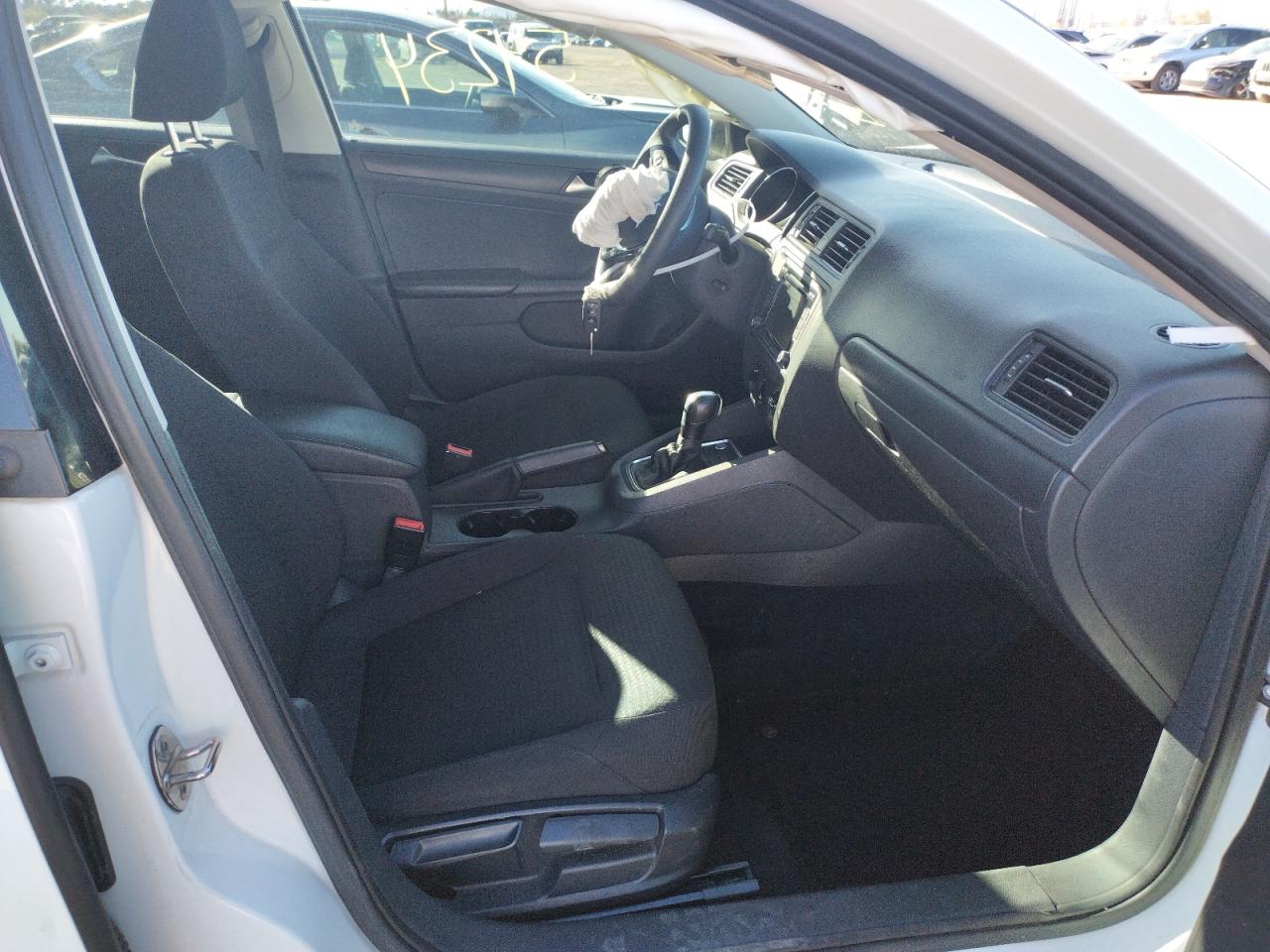 Photo 5 from auction – 2015 VOLKSWAGEN JETTA with VIN 3VW2K7AJ7FM312127