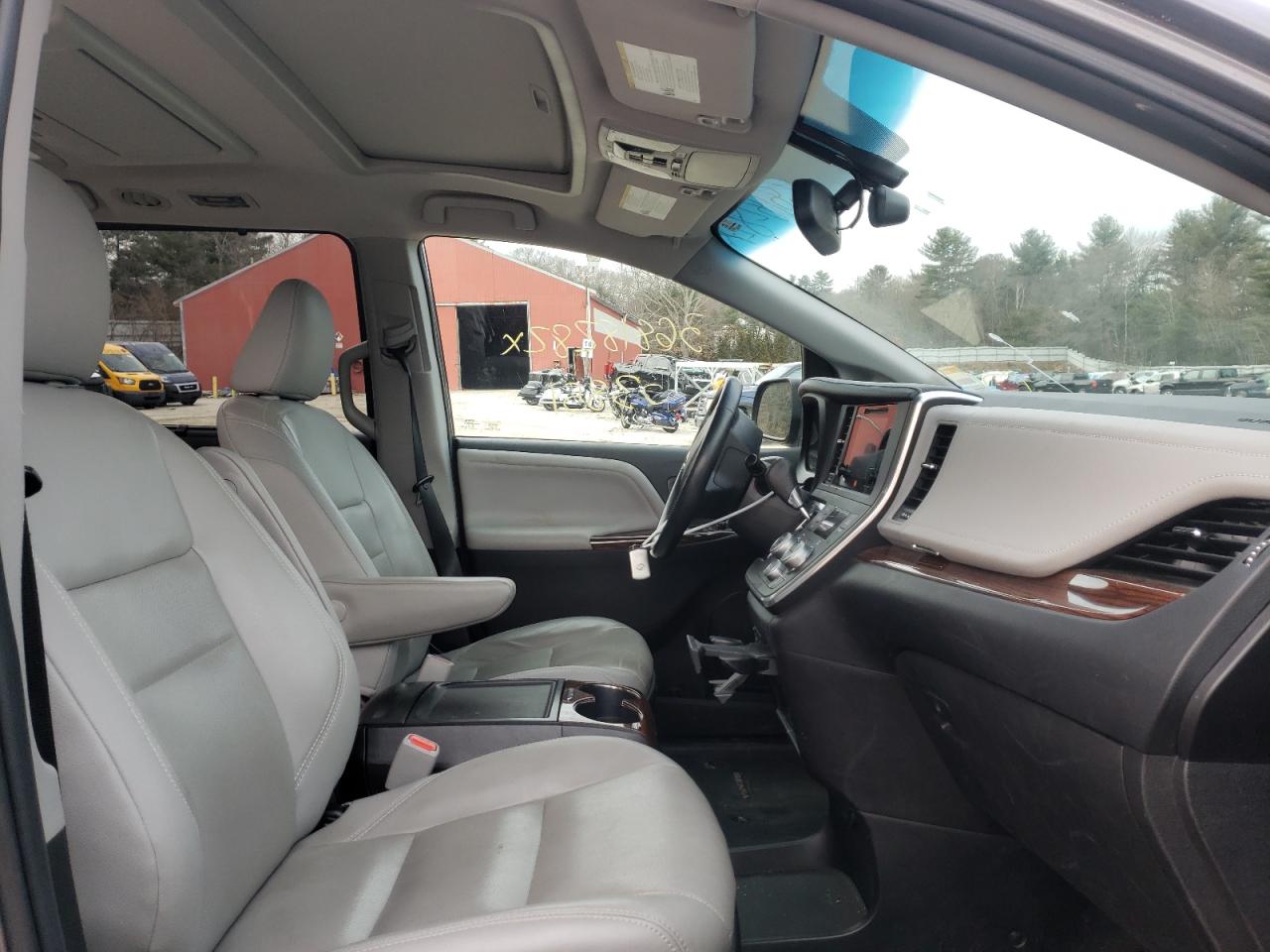 Photo 5 from auction – 2017 TOYOTA SIENNA XLE with VIN 5TDDZ3DC3HS155812