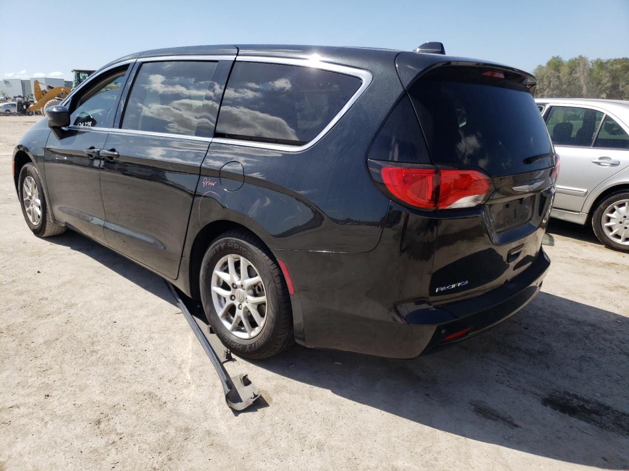 Photo 3 from auction – 2017 CHRYSLER PACIFICA T with VIN 2C4RC1DG9HR665413