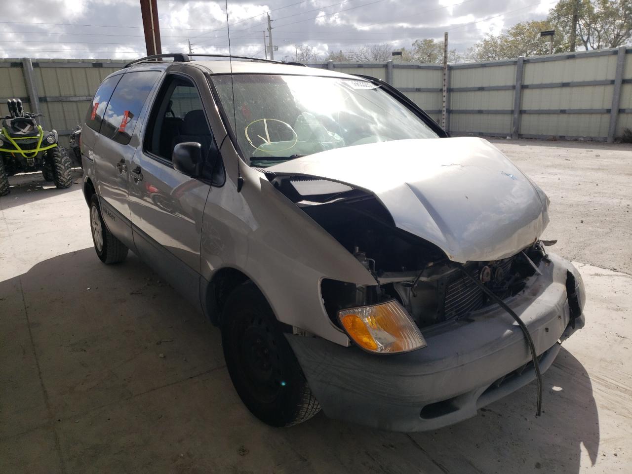 TOYOTA SIENNA LE 2002 with VIN 4T3ZF13C62U452275 - Photo from auction