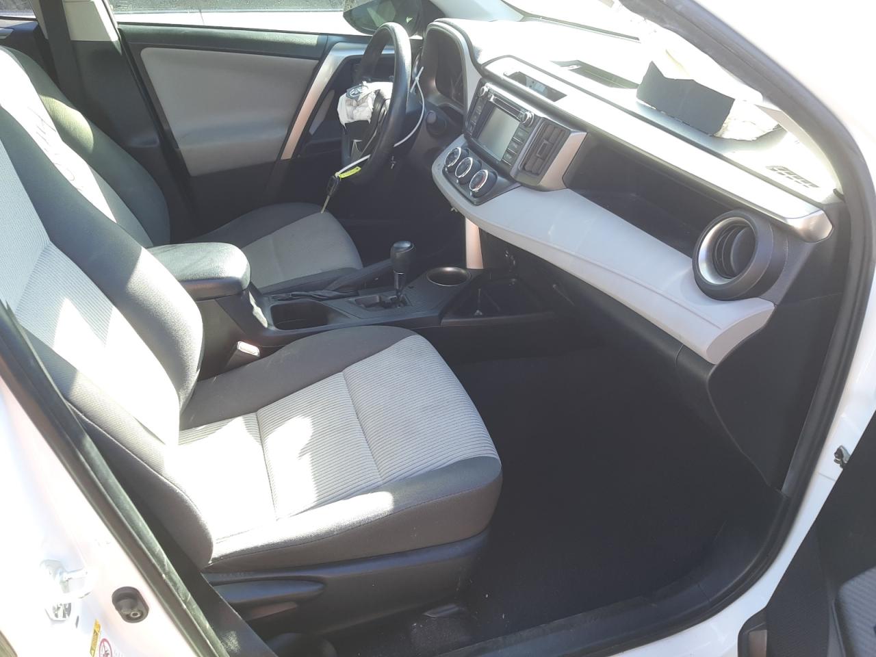 Photo 5 from auction – 2014 TOYOTA RAV4 LE with VIN JTMZFREV8EJ021677