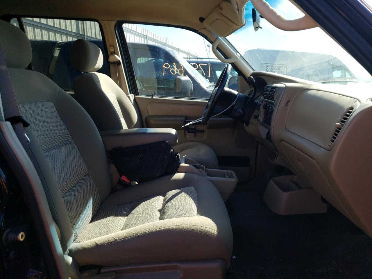 Photo 5 from auction – 2004 FORD EXPLORER S with VIN 1FMZU77K54UA53301