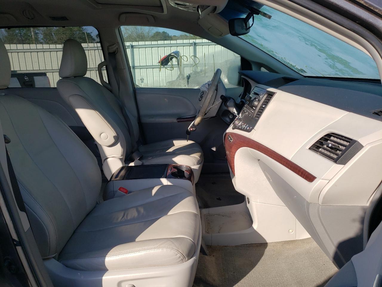 Photo 5 from auction – 2013 TOYOTA SIENNA XLE with VIN 5TDYK3DC6DS365076