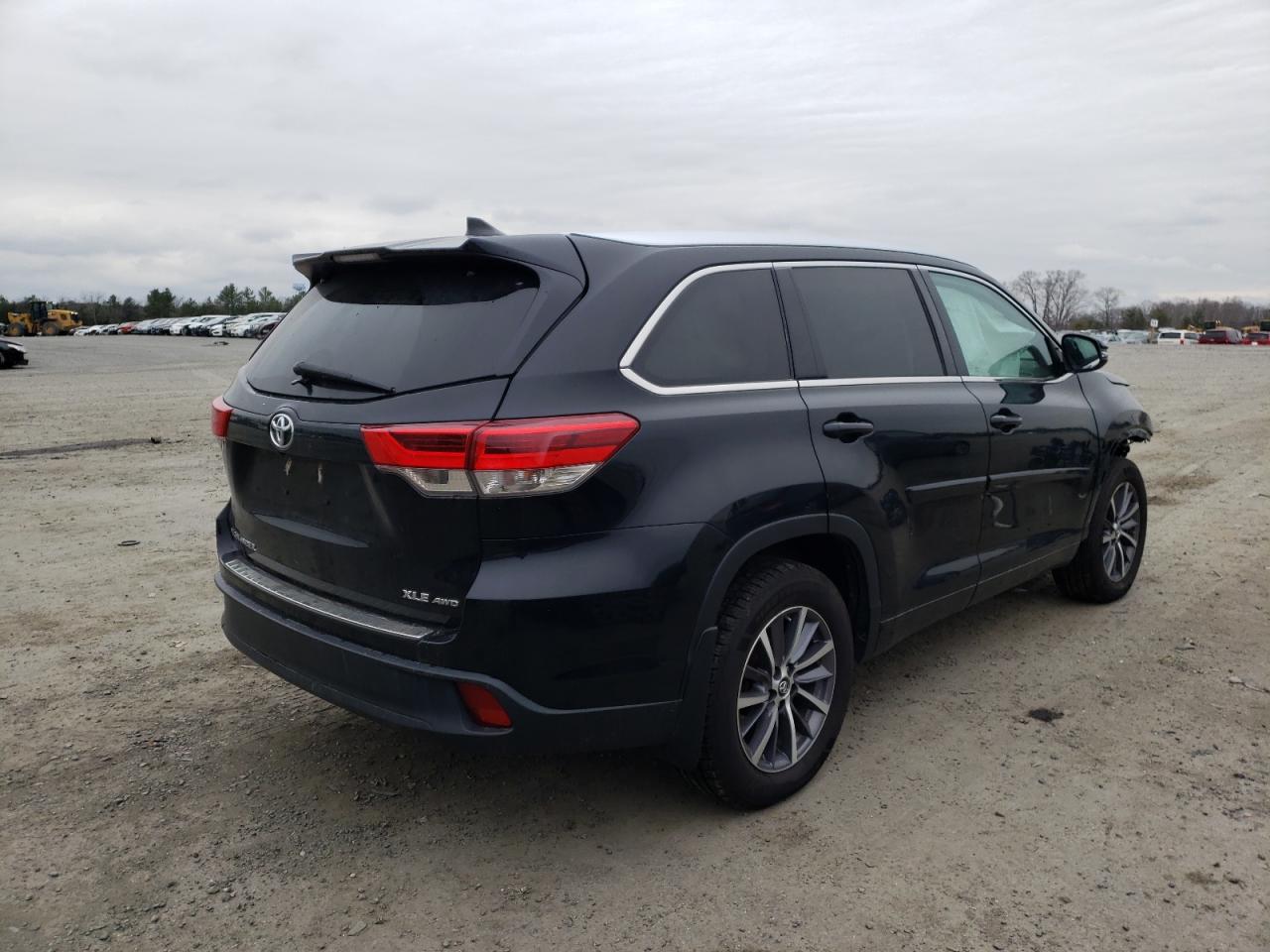 Photo 4 from auction – 2018 TOYOTA HIGHLANDER with VIN 5TDJZRFH7JS821767
