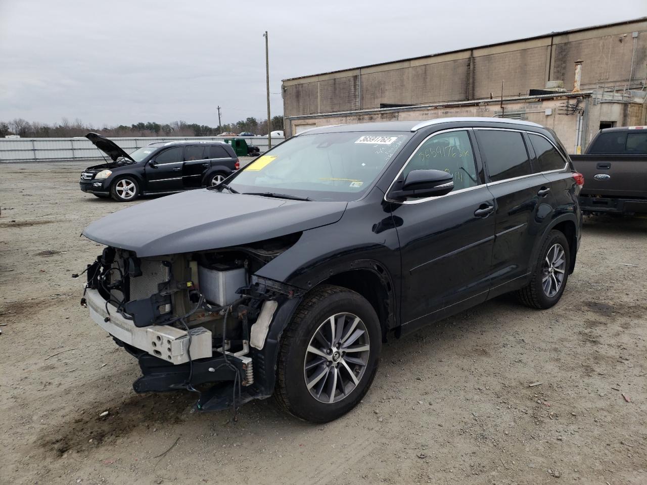 Photo 2 from auction – 2018 TOYOTA HIGHLANDER with VIN 5TDJZRFH7JS821767