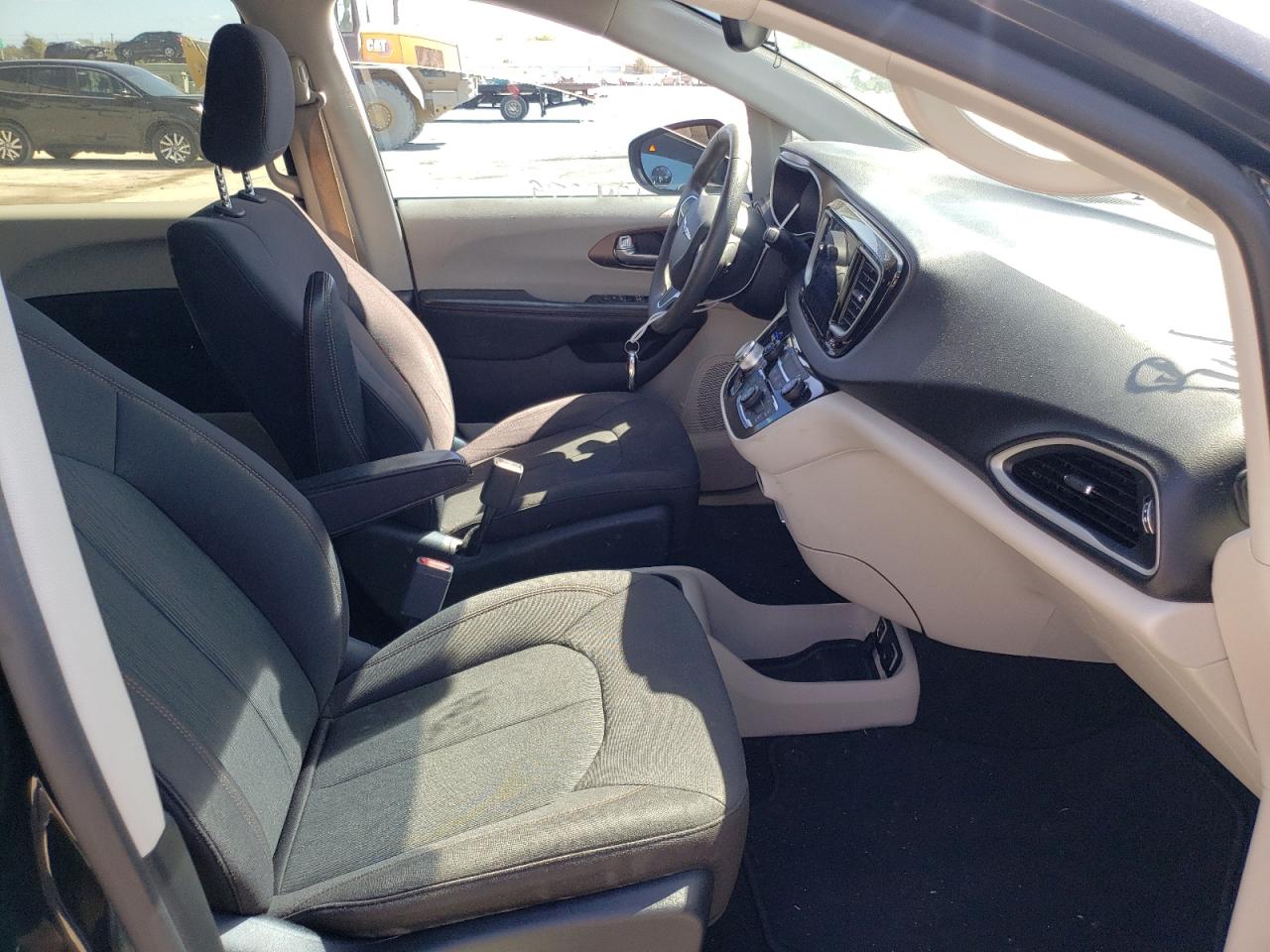 Photo 5 from auction – 2017 CHRYSLER PACIFICA T with VIN 2C4RC1DG9HR665413