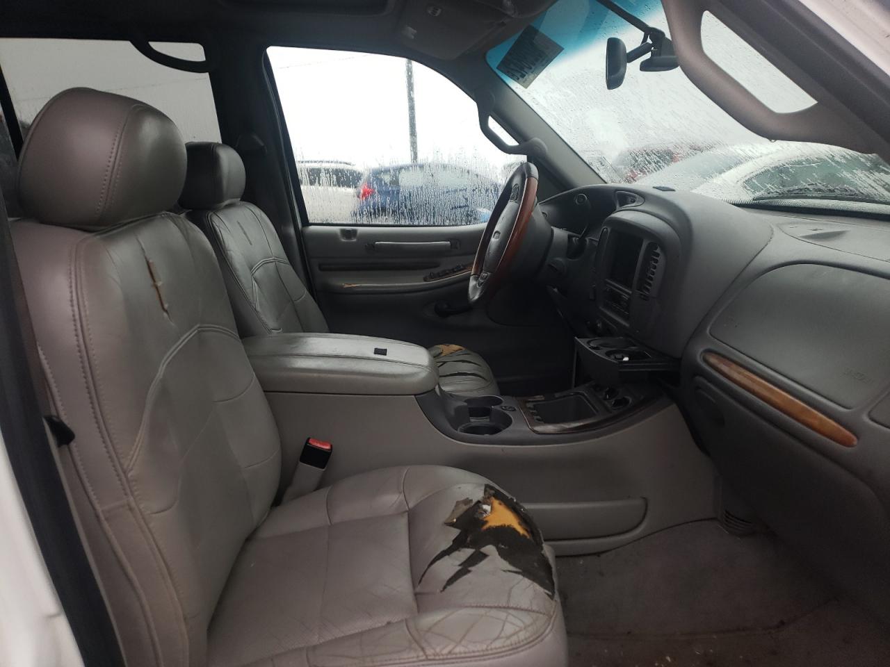 Photo 5 from auction – 2001 LINCOLN NAVIGATOR with VIN 5LMFU28R51LJ31074