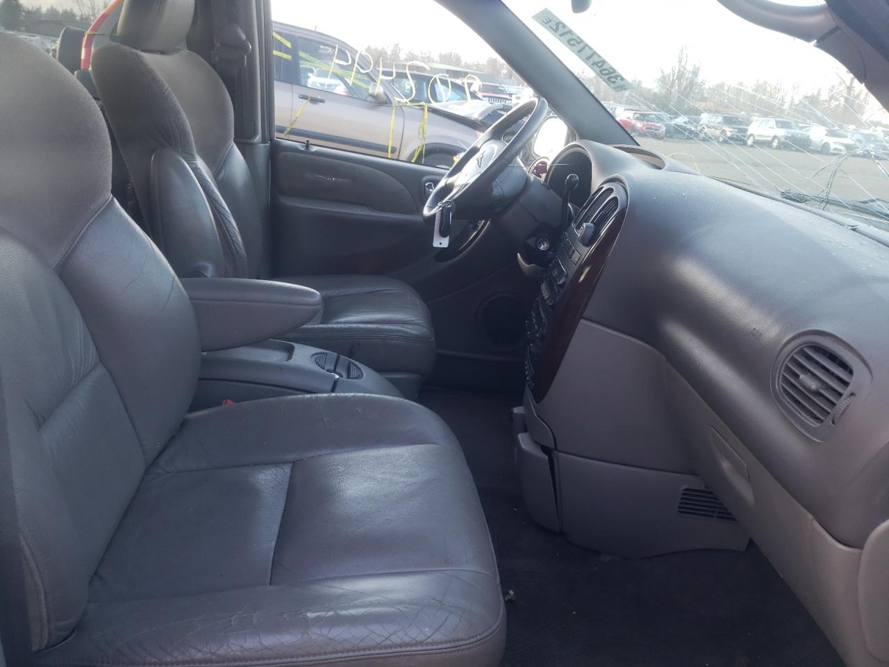 Photo 5 from auction – 2002 CHRYSLER TOWN & COU with VIN 2C8GP64L12R767638