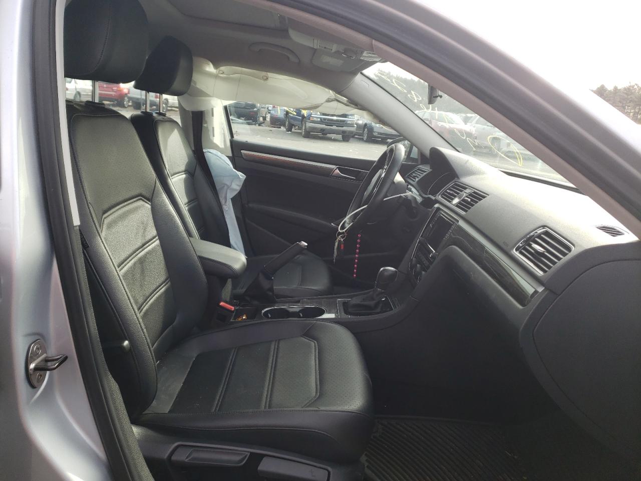 Photo 5 from auction – 2017 VOLKSWAGEN PASSAT SE with VIN 1VWBT7A37HC044294