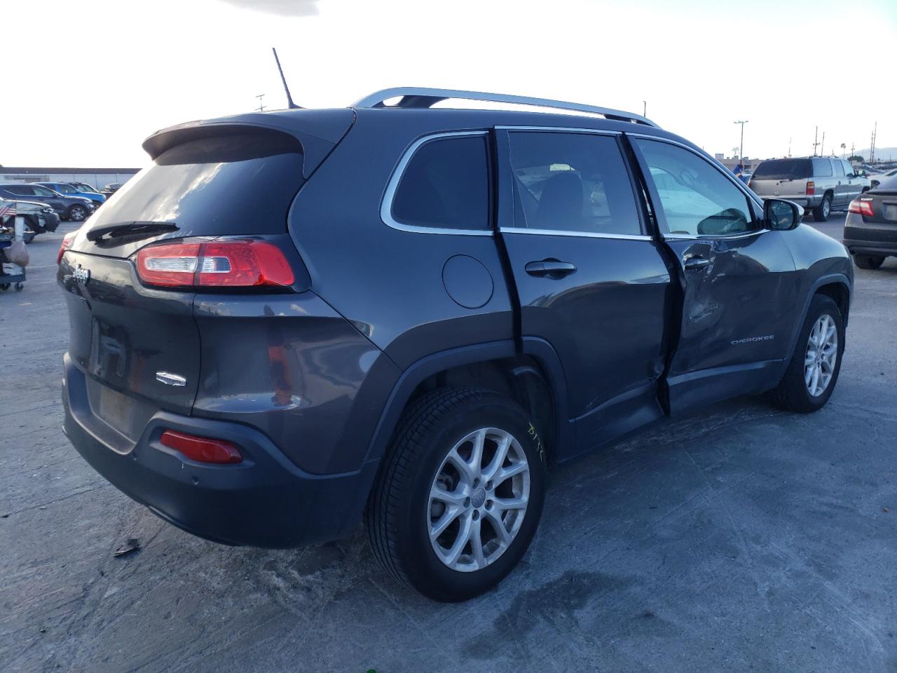Photo 4 from auction – 2016 JEEP CHEROKEE L with VIN 1C4PJLCB7GW274068