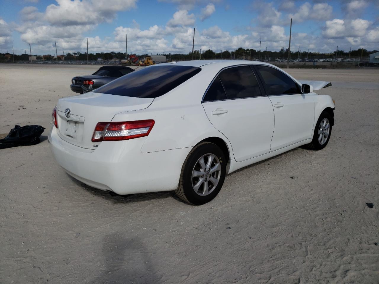 Foto 4 de la subasta – 2011 TOYOTA CAMRY BASE con VIN 4T1BF3EK2BU647963