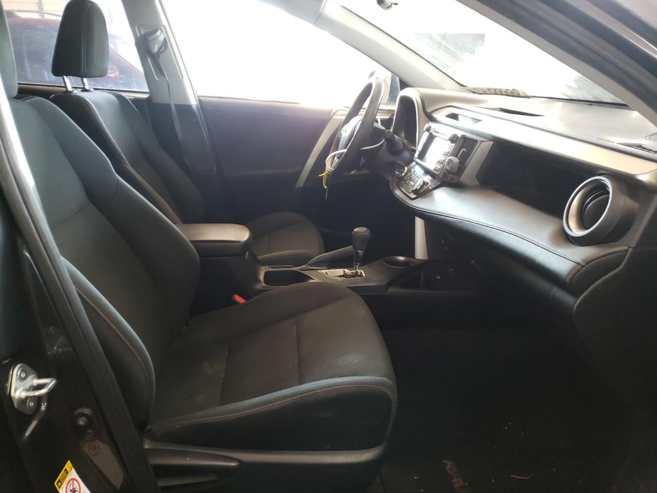 Photo 5 from auction – 2015 TOYOTA RAV4 XLE with VIN JTMRFREV2FD131852