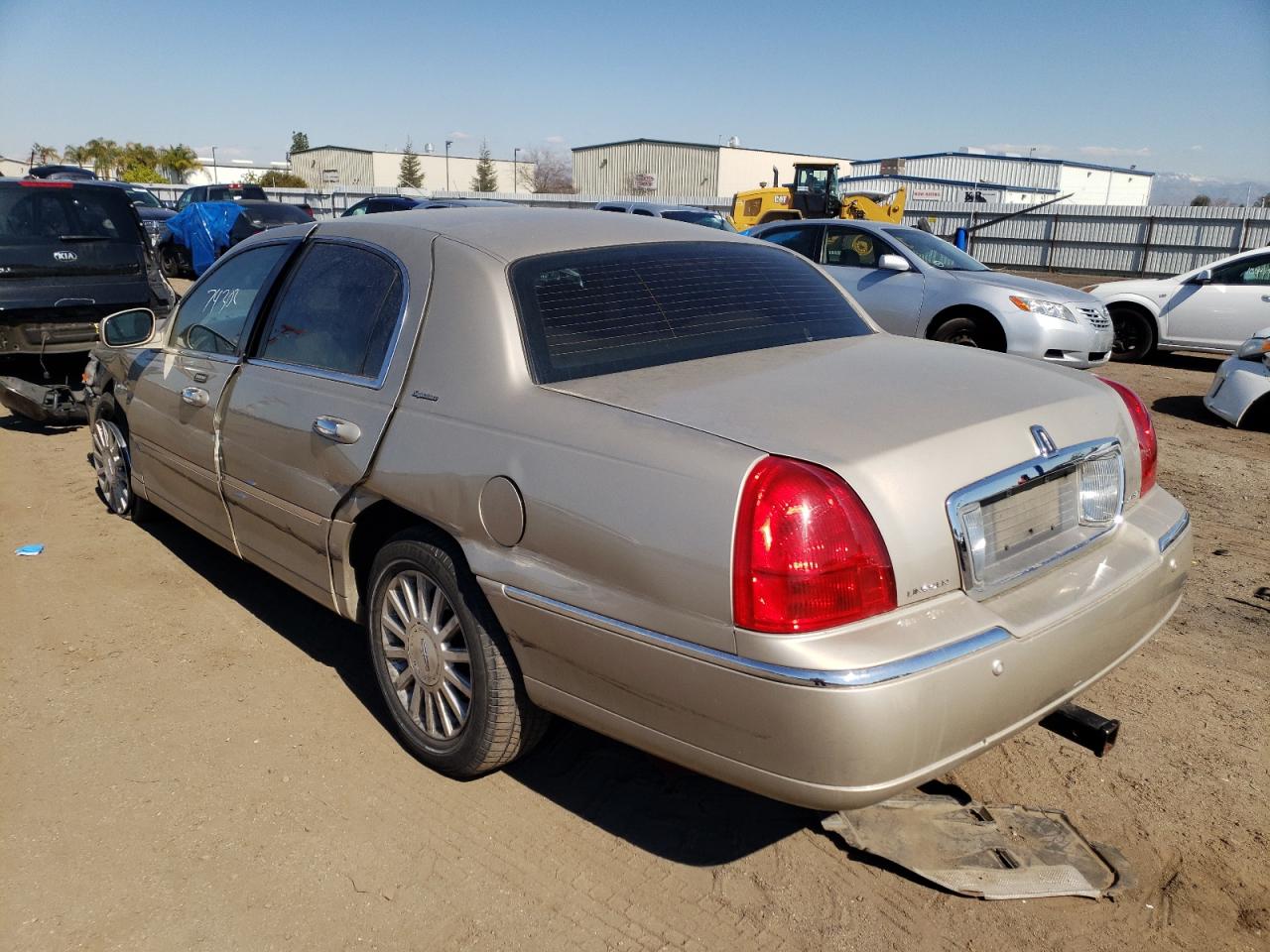 Photo 3 from auction – 2004 LINCOLN TOWN CAR E with VIN 1LNHM81W04Y639362