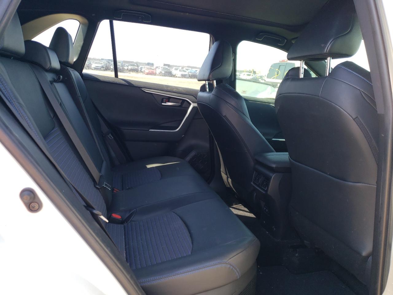Photo 6 from auction – 2020 TOYOTA RAV4 XSE with VIN JTMEWRFV3LD538863