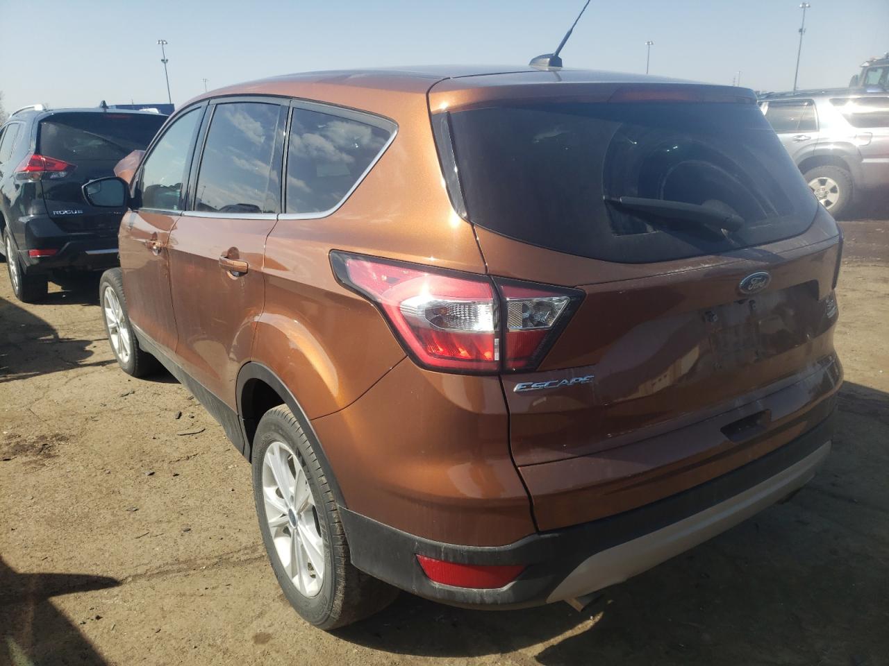 Photo 3 from auction – 2017 FORD ESCAPE SE with VIN 1FMCU9GD2HUC47633