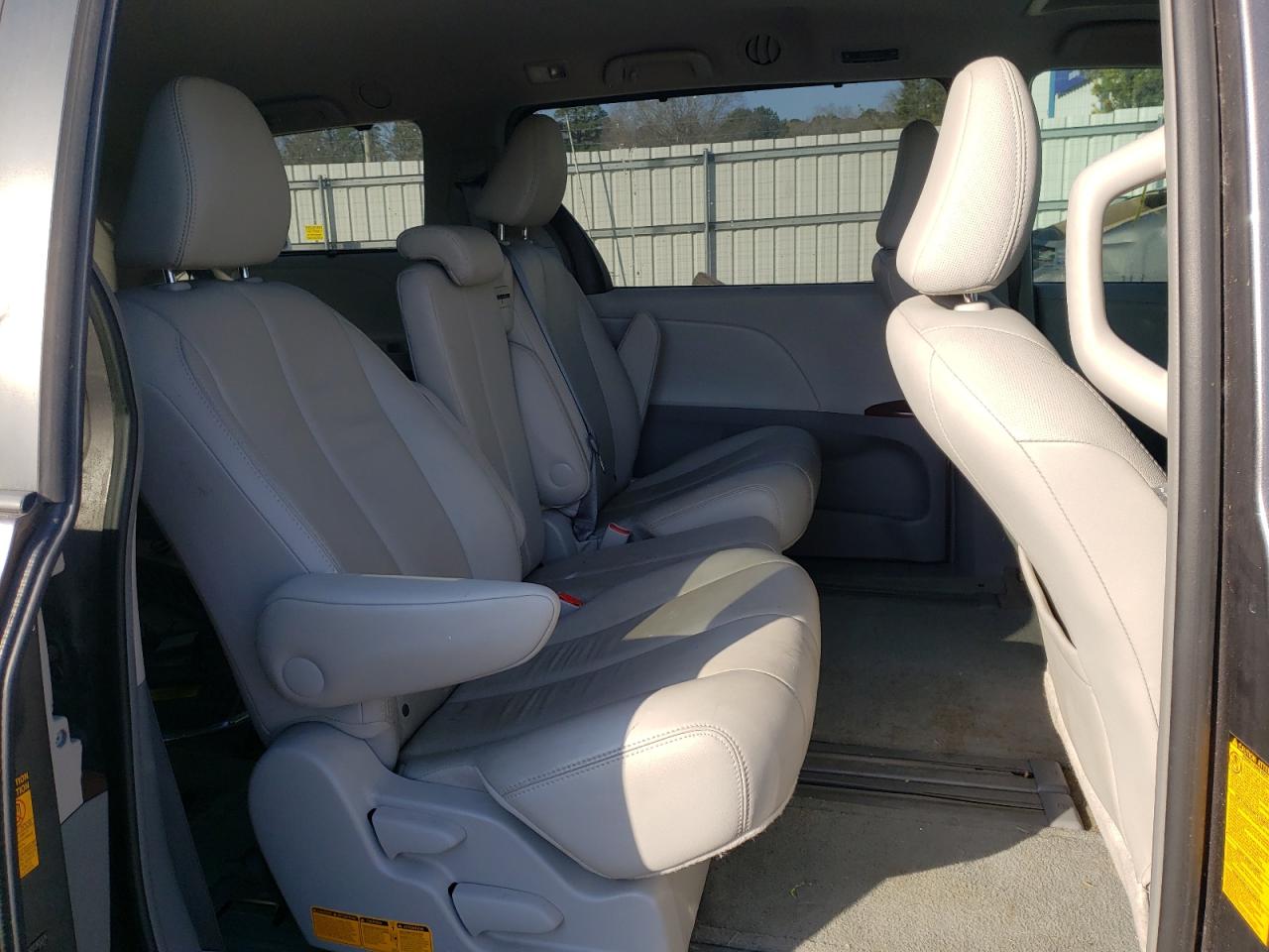 Photo 6 from auction – 2013 TOYOTA SIENNA XLE with VIN 5TDYK3DC6DS365076