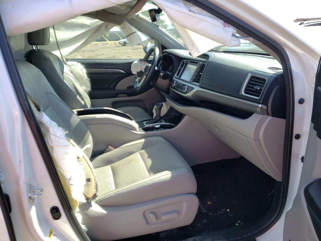 Photo 5 from auction – 2017 TOYOTA HIGHLANDER with VIN 5TDYZRFH0HS205515