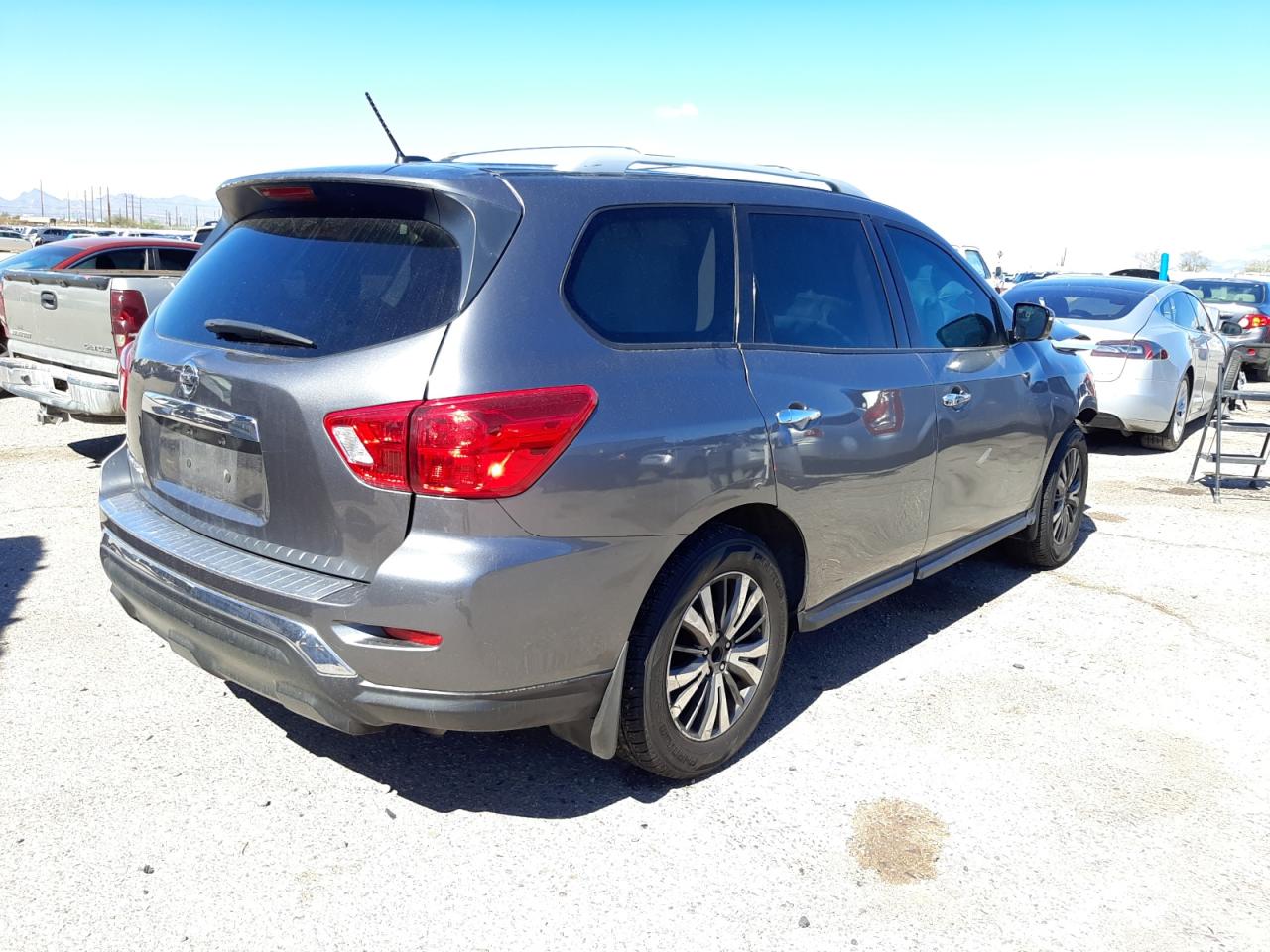 Photo 4 from auction – 2017 NISSAN PATHFINDER with VIN 5N1DR2MNXHC679080