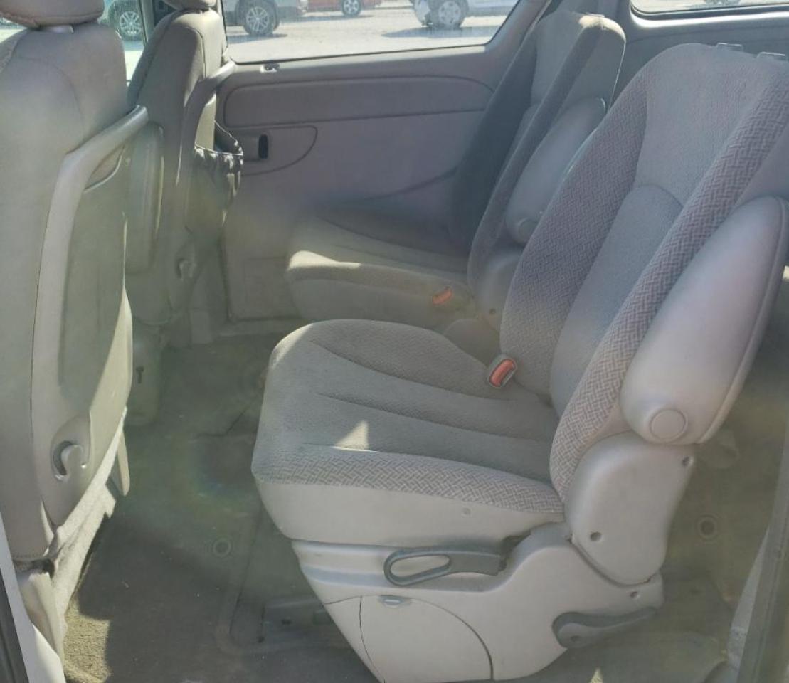 Photo 6 from auction – 2005 CHRYSLER TOWN & COU with VIN 1C4GP45R85B438947