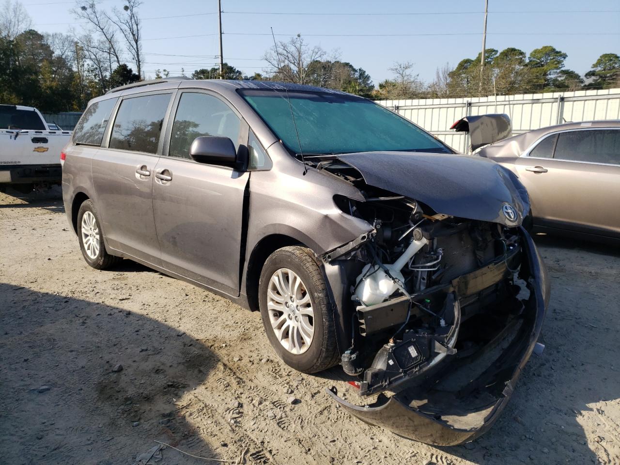Photo 1 from auction – 2013 TOYOTA SIENNA XLE with VIN 5TDYK3DC6DS365076