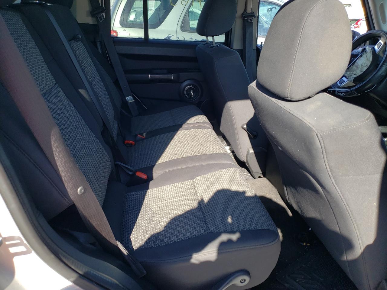 Photo 6 from auction – 2010 JEEP COMMANDER with VIN 1J4RG4GK9AC140799