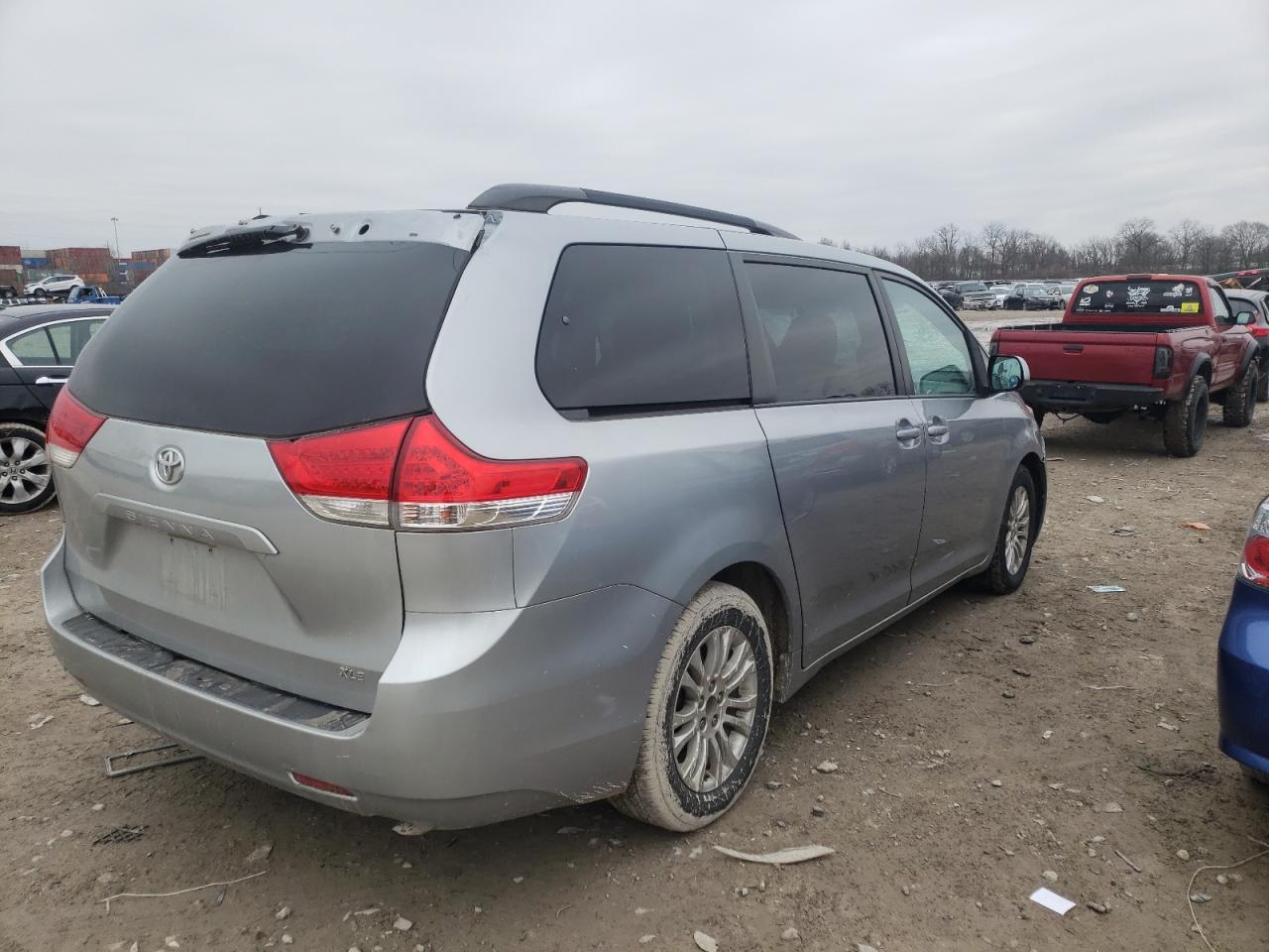 Photo 4 from auction – 2013 TOYOTA SIENNA XLE with VIN 5TDYK3DC9DS320407