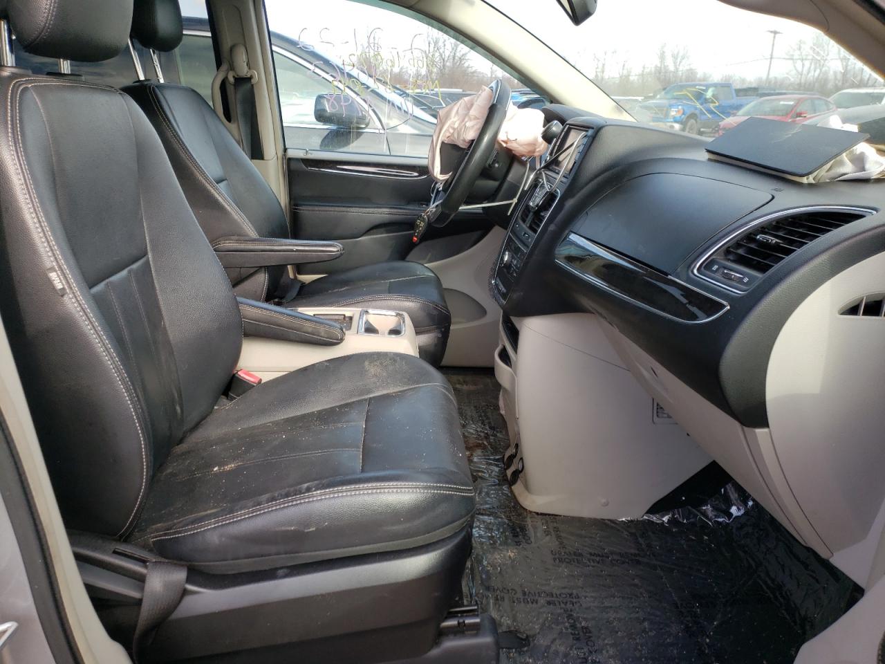 Photo 5 from auction – 2013 CHRYSLER TOWN & COU with VIN 2C4RC1BGXDR689748