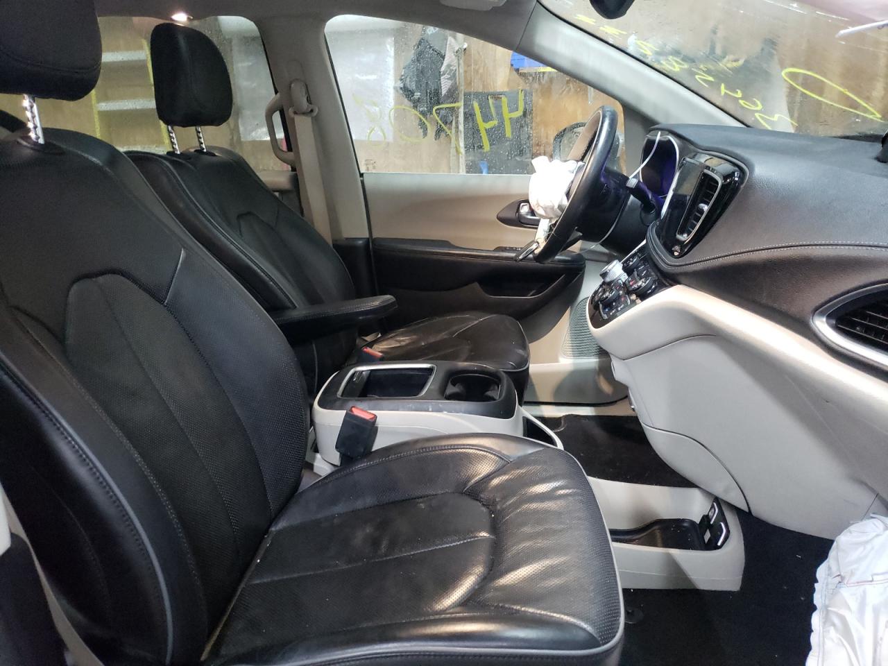 Photo 5 from auction – 2019 CHRYSLER PACIFICA L with VIN 2C4RC1GG7KR597762