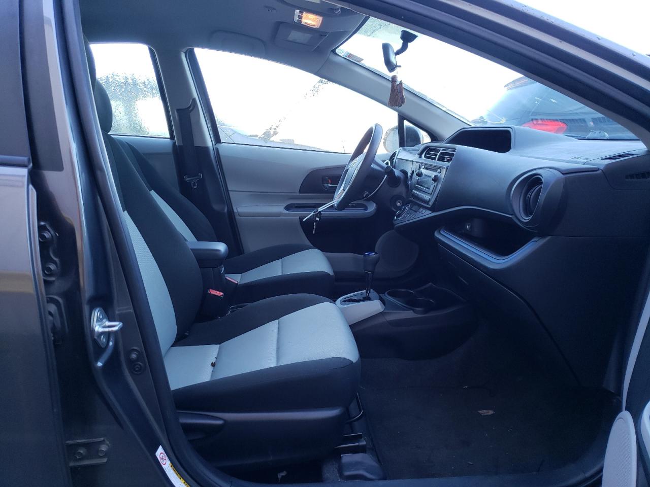 Photo 5 from auction – 2013 TOYOTA PRIUS C with VIN JTDKDTB37D1052912