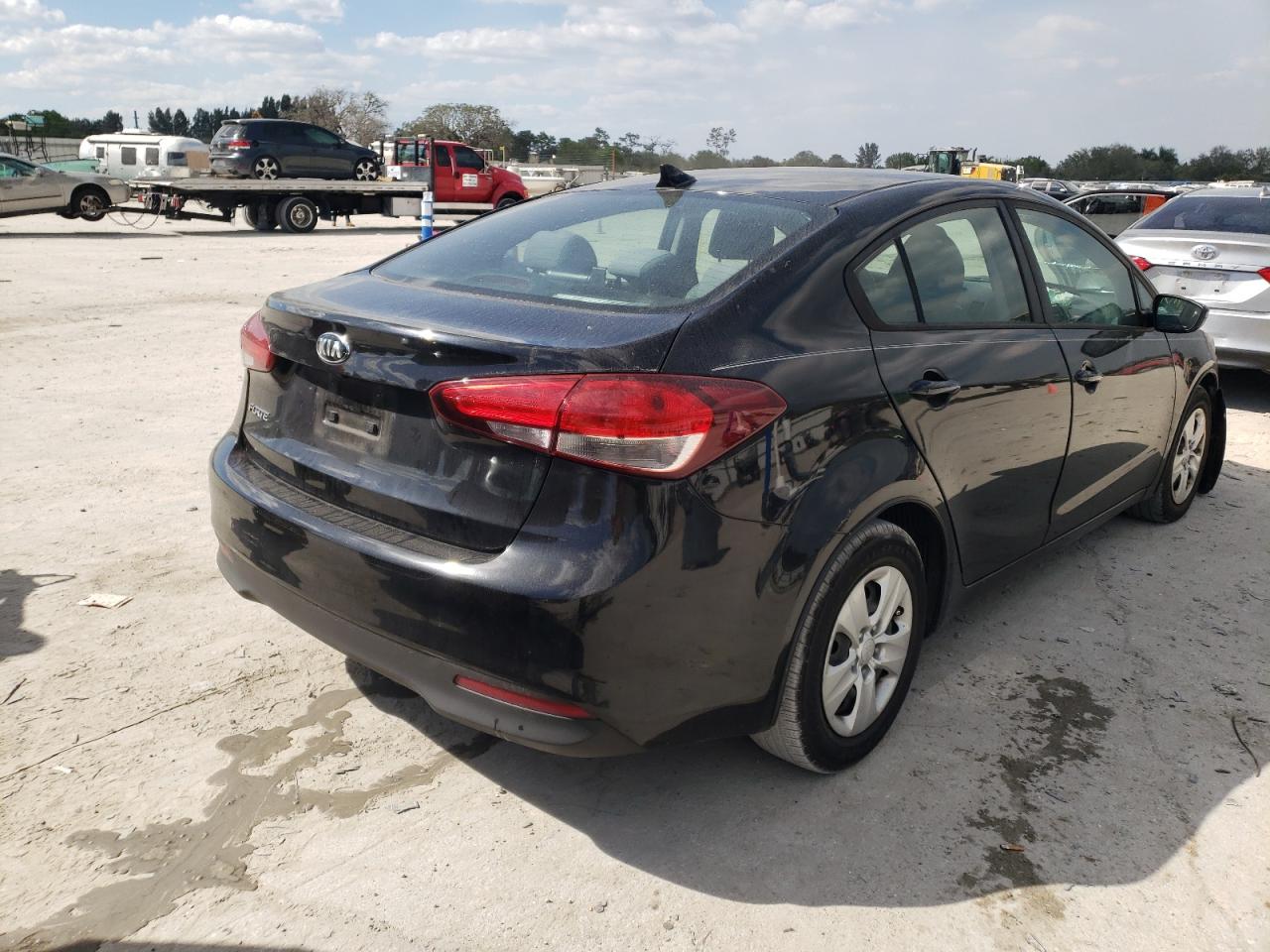 Zdjęcie 4 z aukcji – 2017 KIA FORTE LX z VIN 3KPFL4A75HE153142