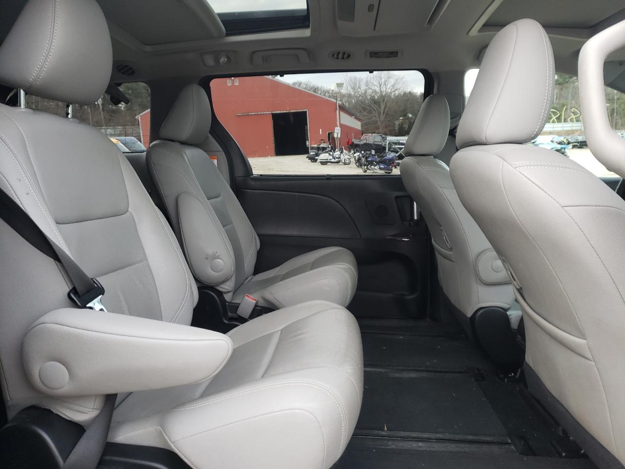 Photo 6 from auction – 2017 TOYOTA SIENNA XLE with VIN 5TDDZ3DC3HS155812
