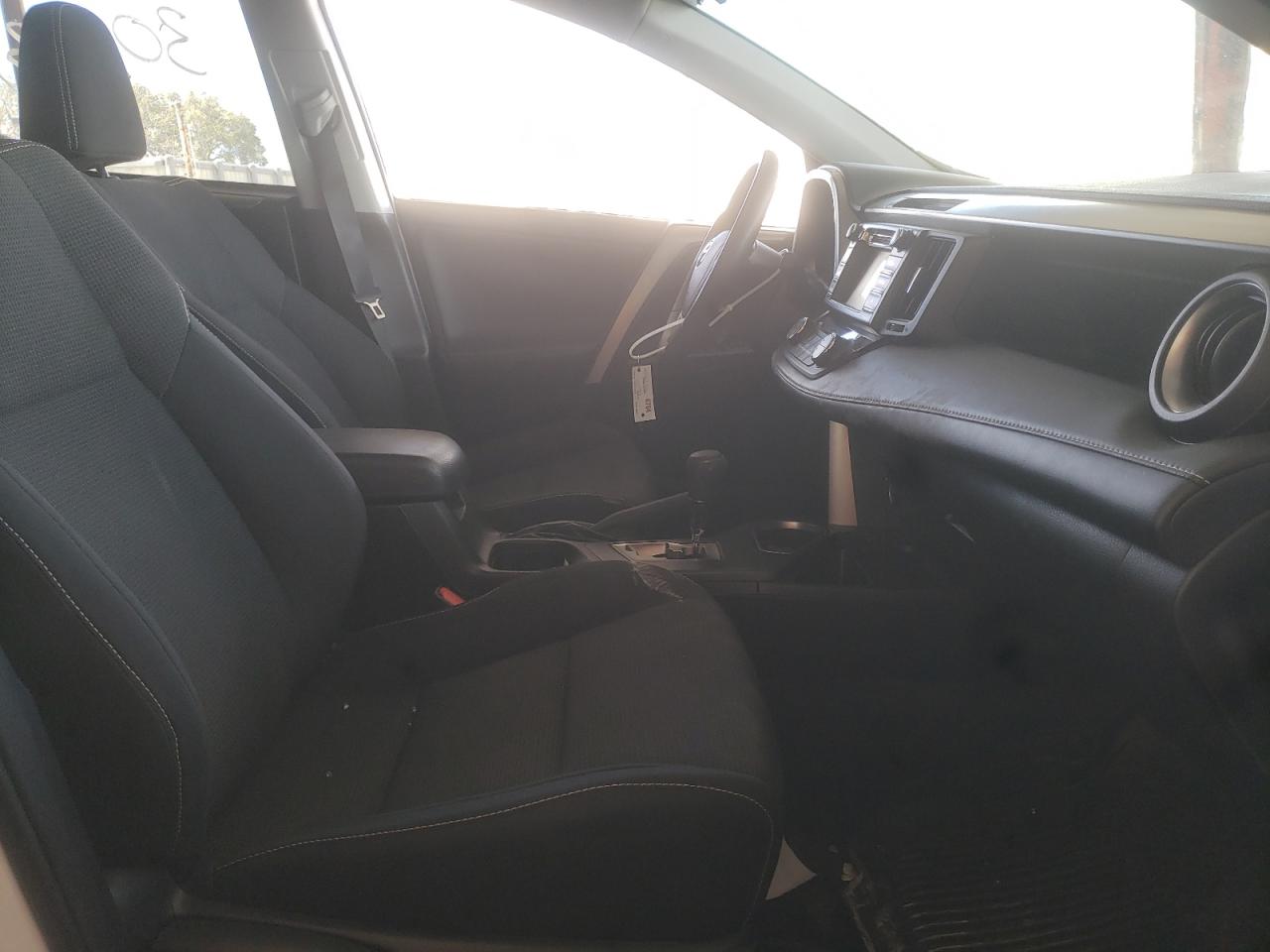 Photo 5 from auction – 2017 TOYOTA RAV4 XLE with VIN JTMWFREV4HD101662