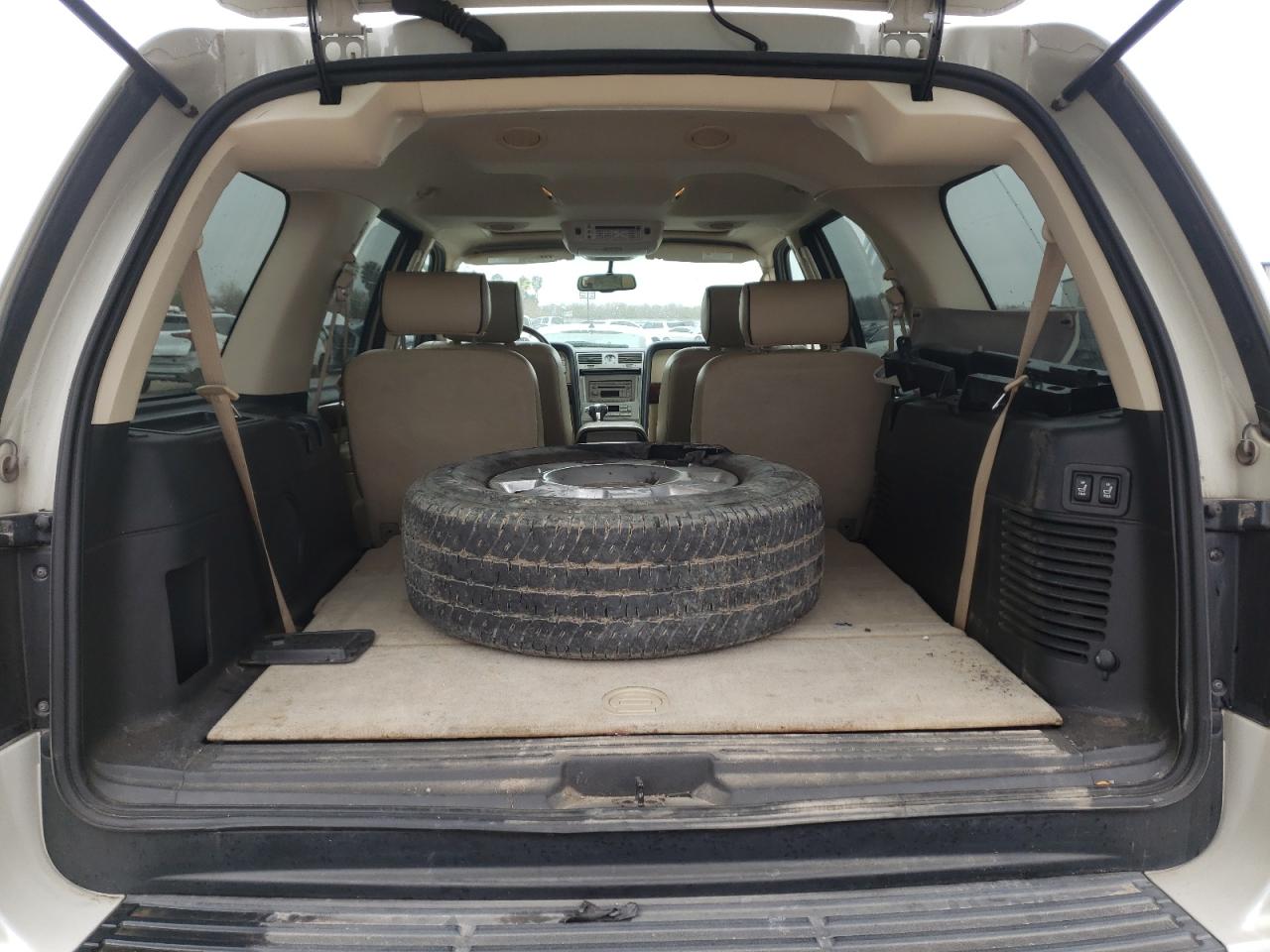 Photo 9 from auction – 2006 LINCOLN NAVIGATOR with VIN 5LMFU27586LJ05624